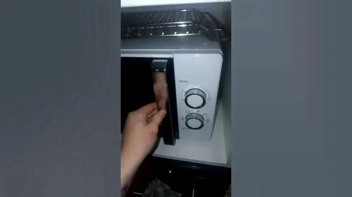 Как открыть дверь микроволновки ?